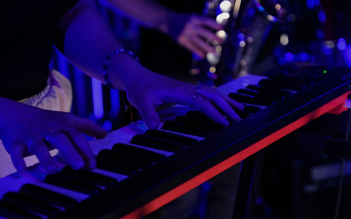 Musicien pratiquant le piano dans une ambiance bleu nuit